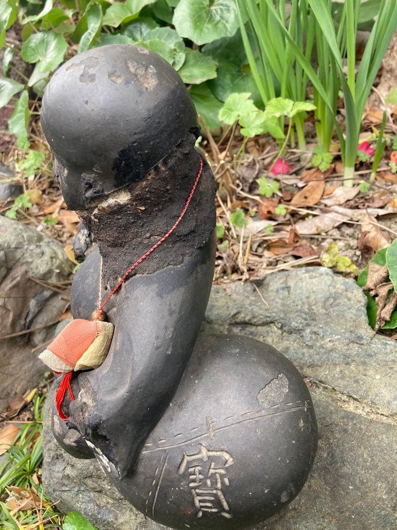 黒い石製の微笑む仏像