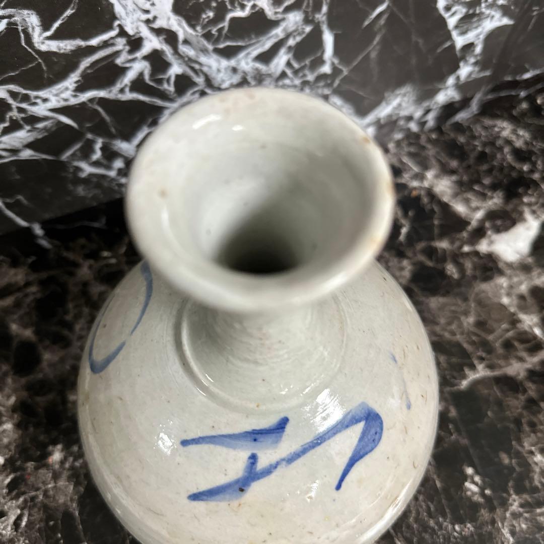 李朝、白磁染め付け、中徳利、時代箱付き。