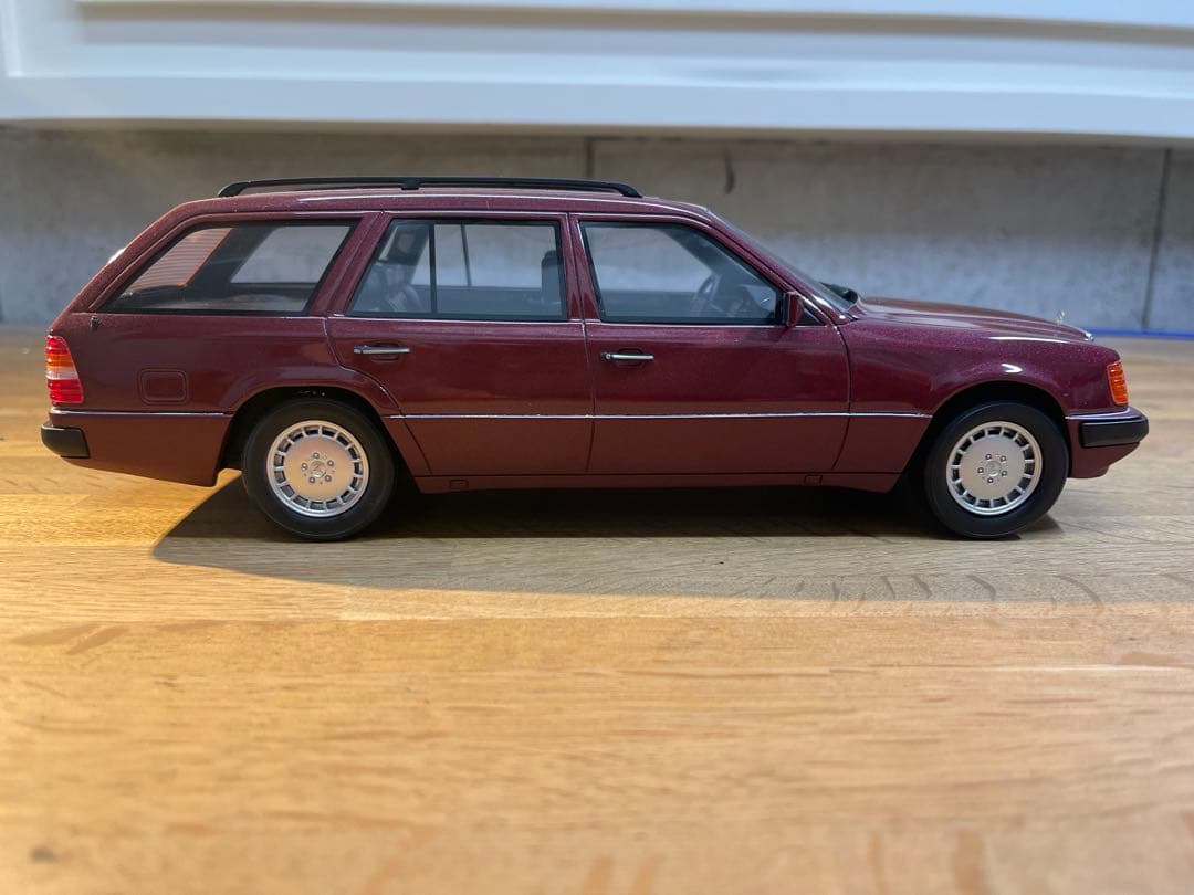 BoS Models メルセデス・ベンツ W124 300TE レッド 1/18