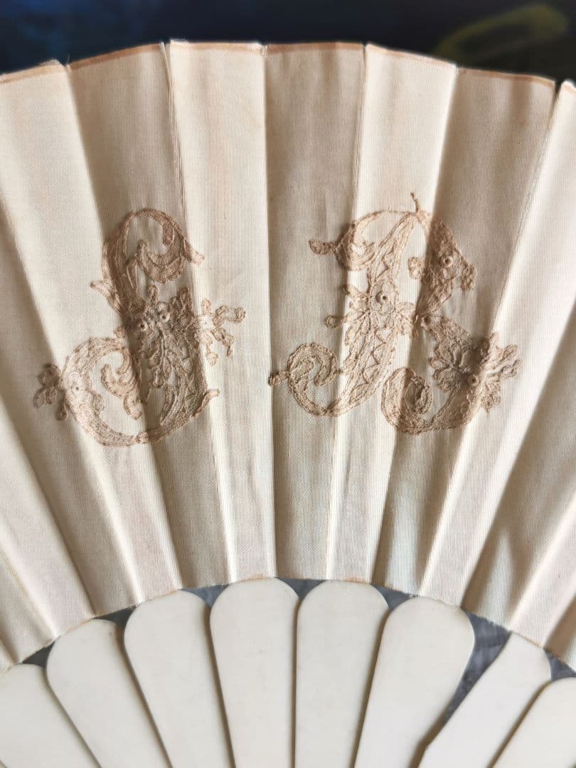 アンティークブルージュ ロザリンペルレ レースファン シルク 象牙色スティック