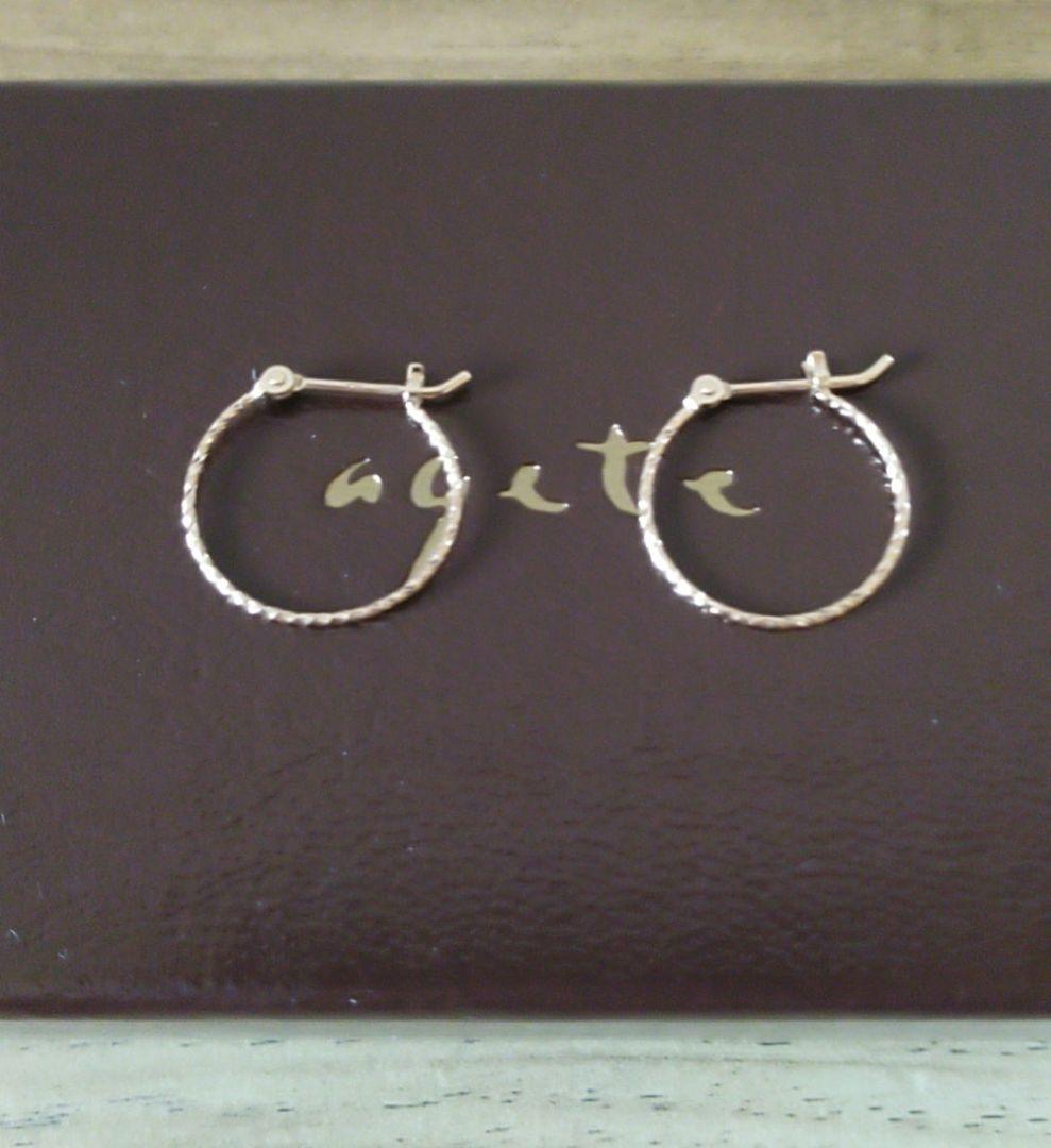 agete ゴールド ツイストデザイン ピアス　k10　1.5cm