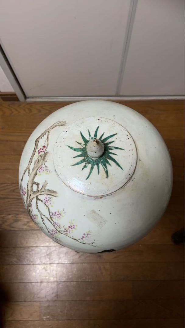 ス*ド様 骨董品3つ￼ 年季もの ￼染付人物文花 ツボ まとめ売り￼