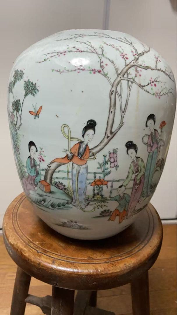 ス*ド様 骨董品3つ￼ 年季もの ￼染付人物文花 ツボ まとめ売り￼