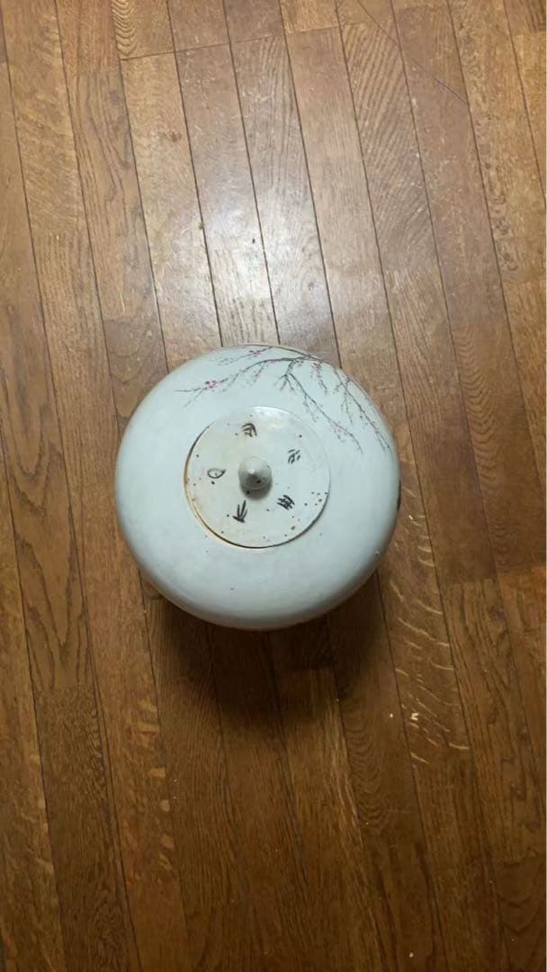 ス*ド様 骨董品3つ￼ 年季もの ￼染付人物文花 ツボ まとめ売り￼