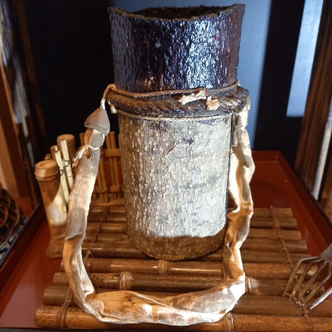 職人さんの使い込まれた漆桶.漆掻壺