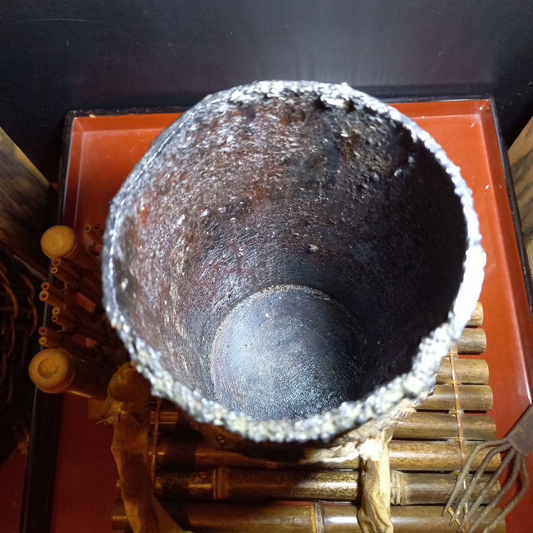 職人さんの使い込まれた漆桶.漆掻壺