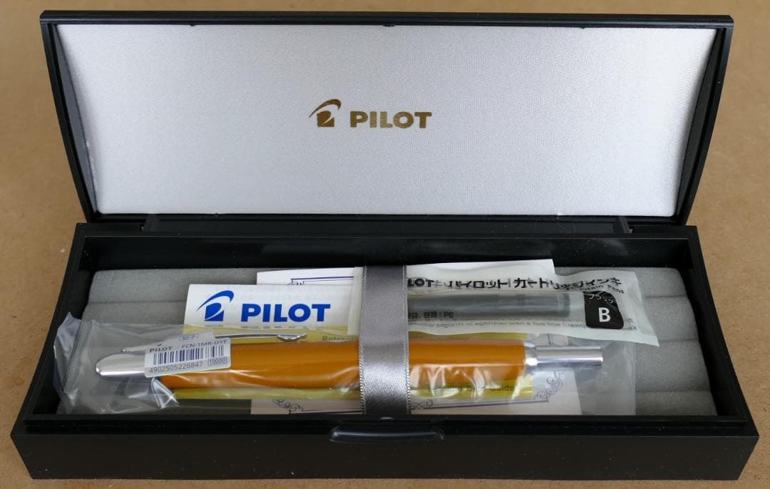 PILOT 万年筆「キャップレス 濃黄色 細字 FCN-1M R-DYF」未開封