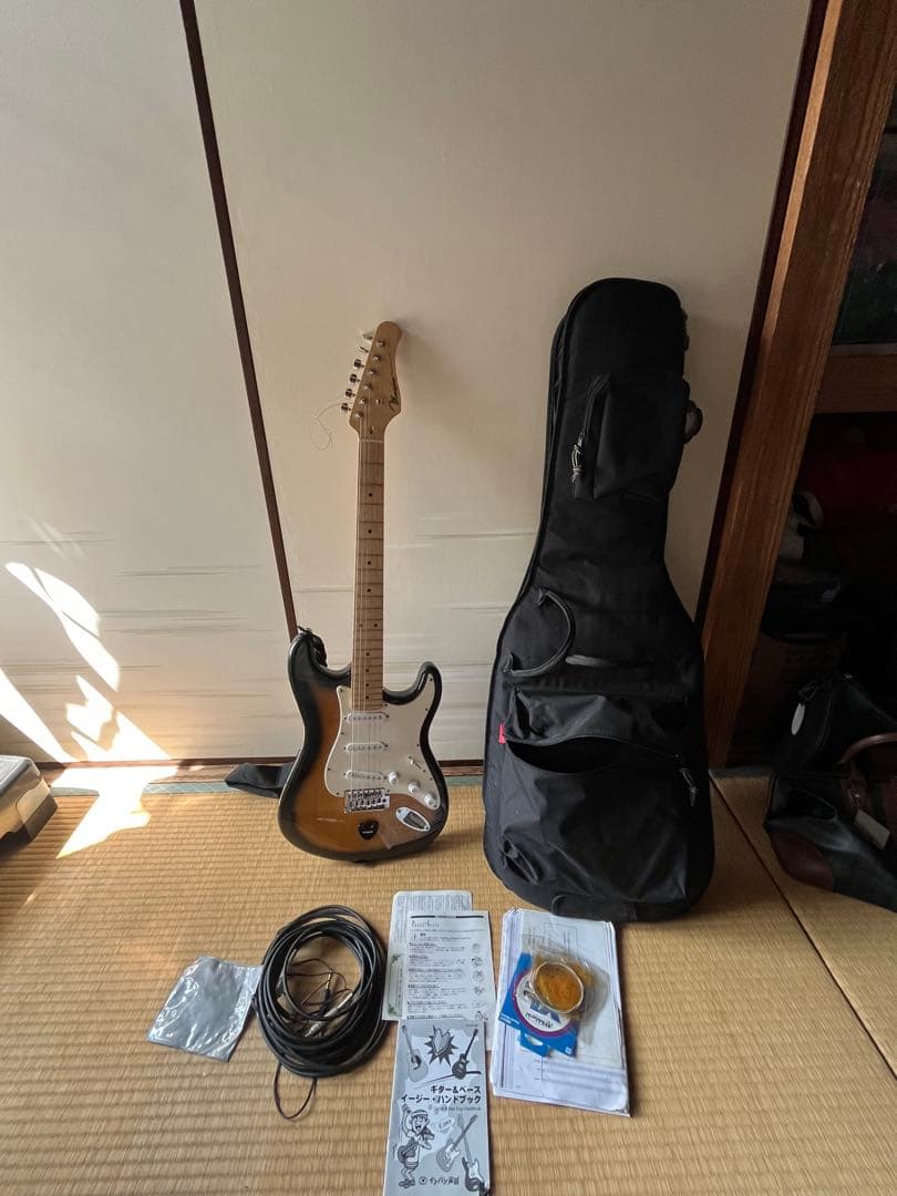 メイビス エレキギター ストラトキャスタータイプ ケース付き【中古品】