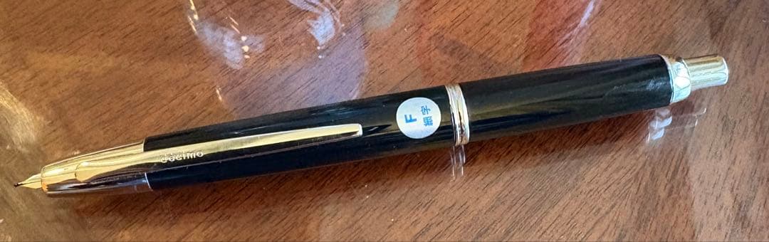 キャップレス万年筆デシモ黒 F