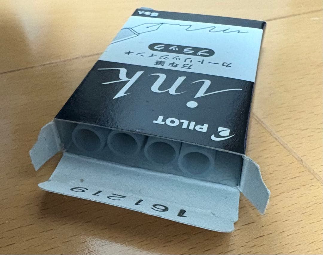 キャップレス万年筆デシモ黒 F