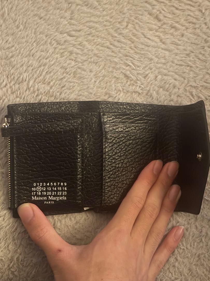 黒いレザー三つ折り財布