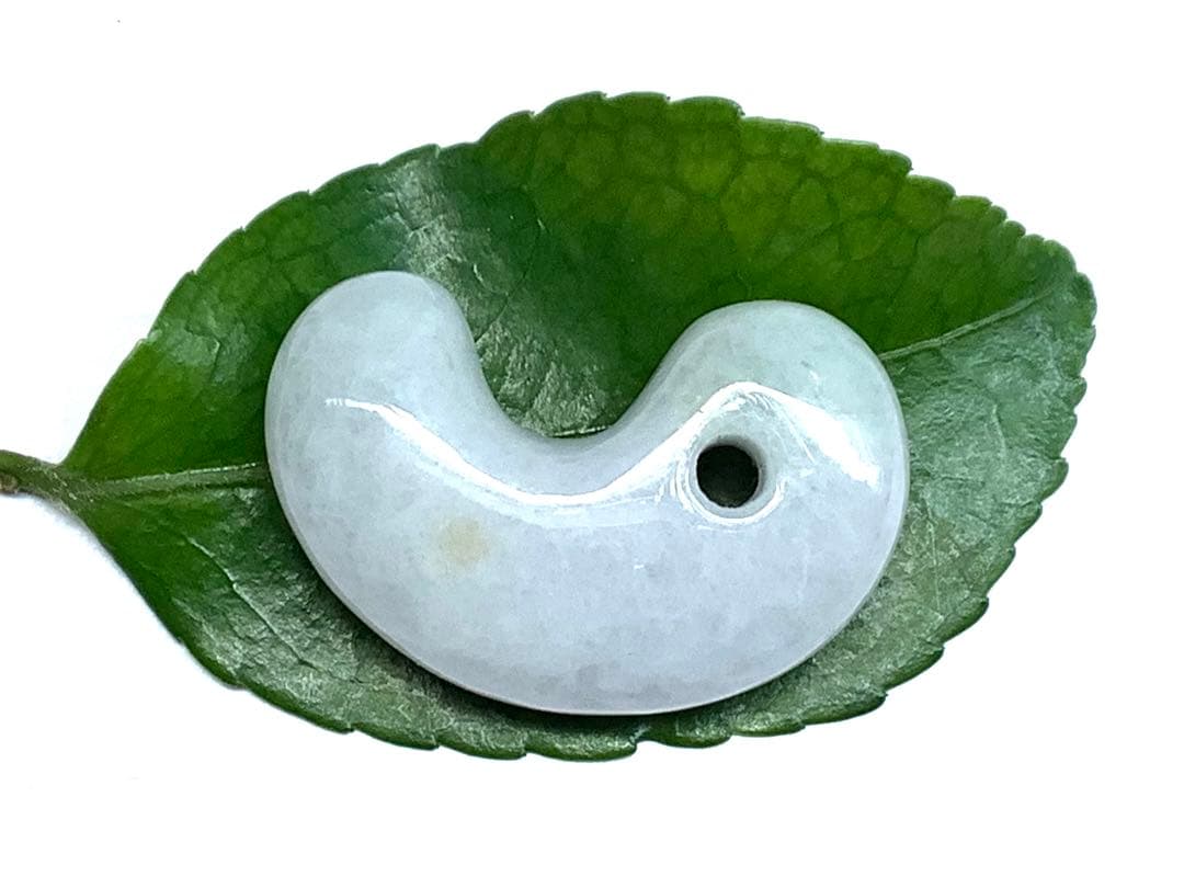 ✳粋の逸品‼️珍しい多彩色‼️糸魚川翡翠勾玉　数少ない1点 お守りに鑑定機関鑑別書