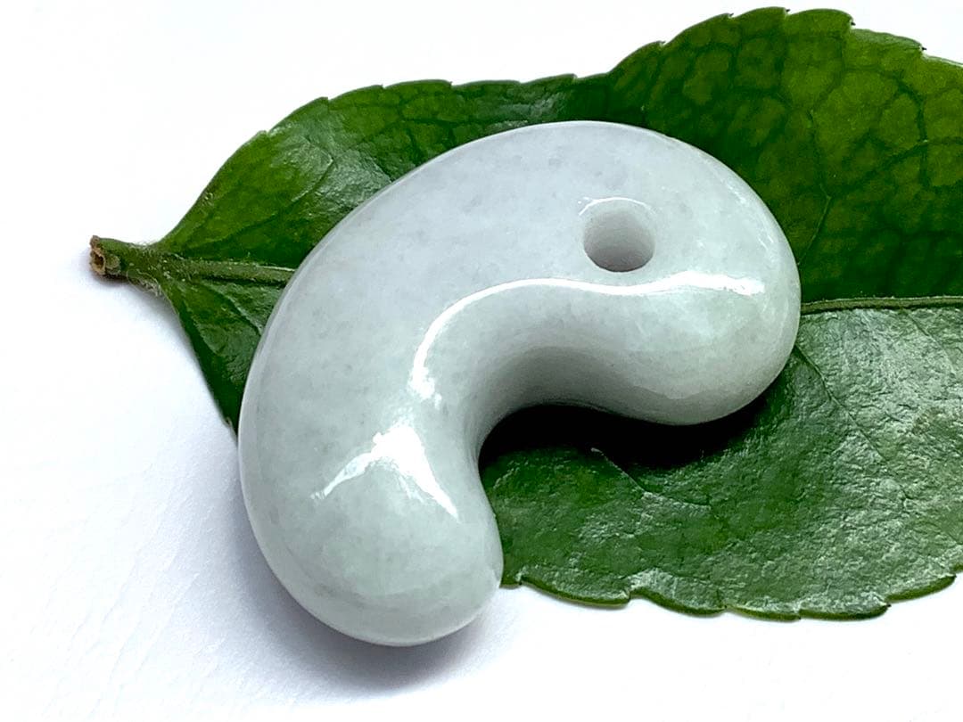 ✳粋の逸品‼️珍しい多彩色‼️糸魚川翡翠勾玉　数少ない1点 お守りに鑑定機関鑑別書