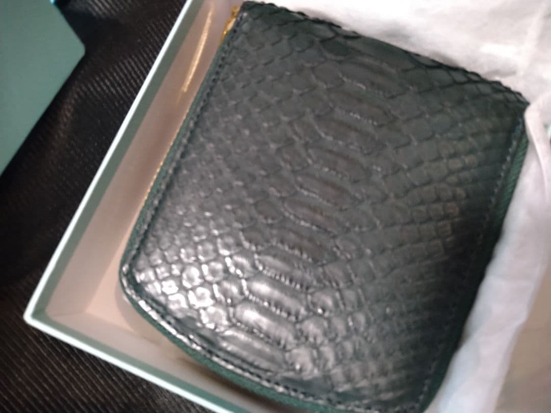 ハースケジュール　ヘビ革製　ダークグリーン二つ折り財布　パイソン