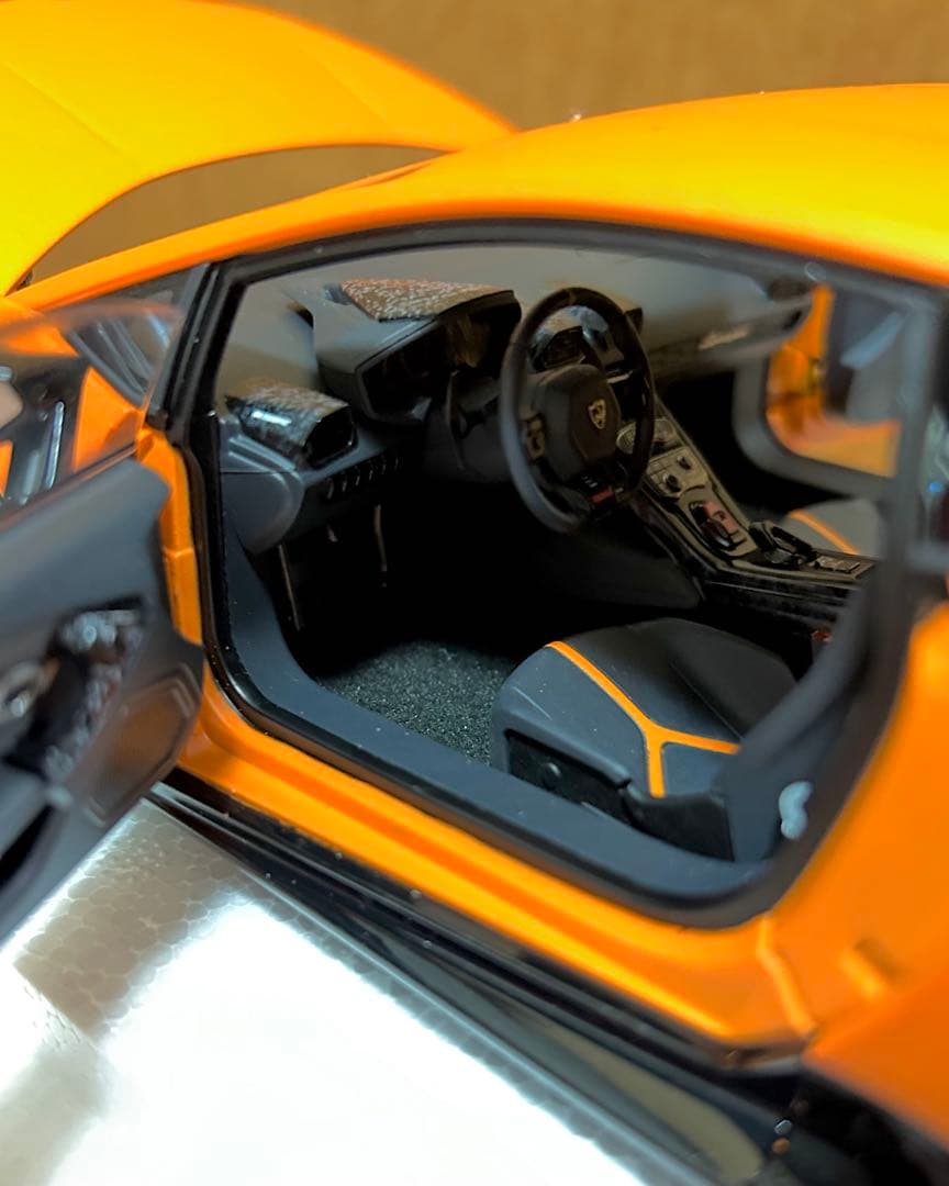 オートアート　ランボルギーニ　ウラカン 1/18スケール