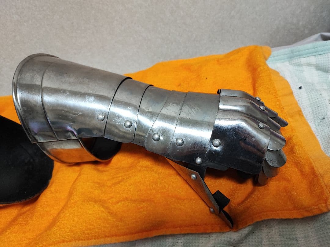 中世騎士のスチール製鎧　兜と籠手