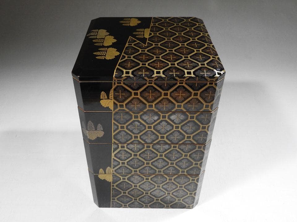 ●小さい 四段重箱 時代蒔絵 嵯峨桐 小紋尽くし 家紋 小重箱 片手の大きさ