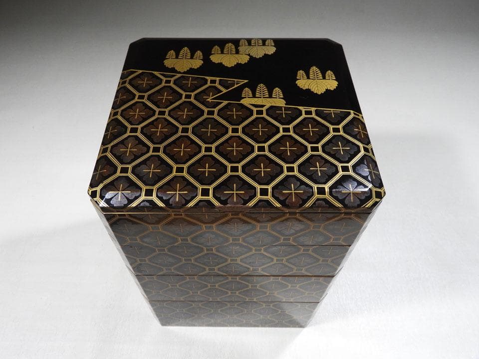 ●小さい 四段重箱 時代蒔絵 嵯峨桐 小紋尽くし 家紋 小重箱 片手の大きさ