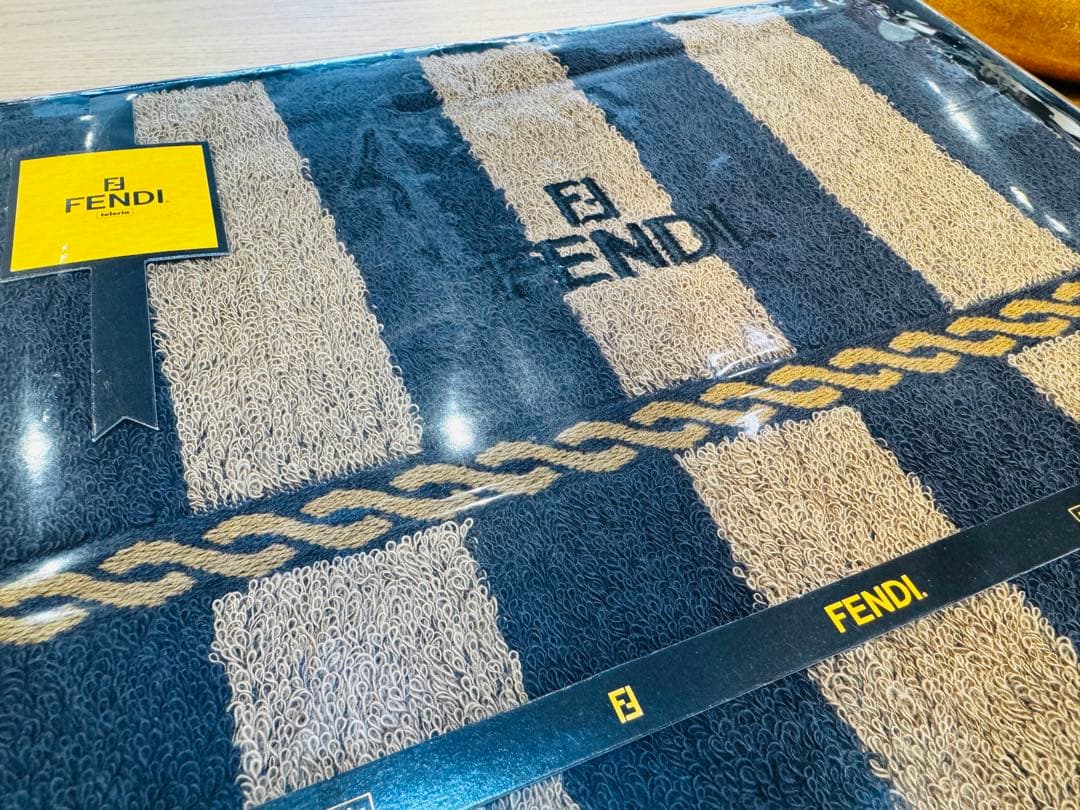 B8002【フェンディ】バスタオル ズッカ柄 綿100%