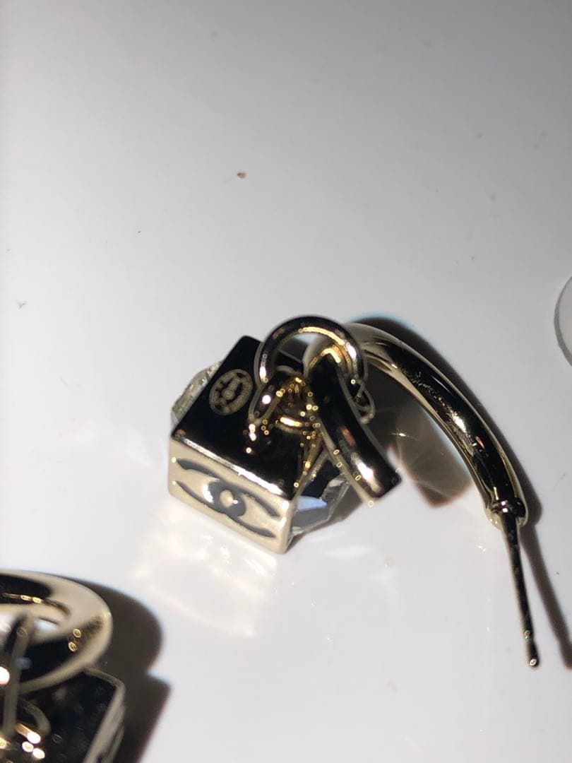 Chanel キューブ型フープピアス