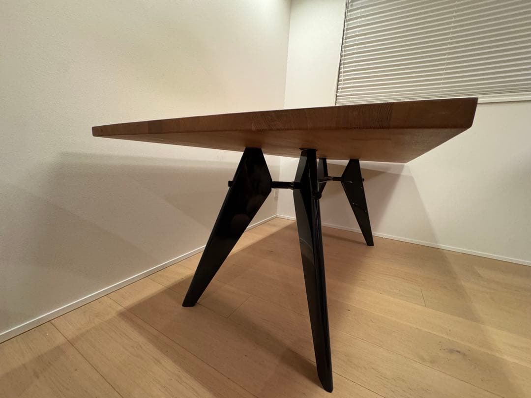 ヴィトラ　ジャンプルーヴェ　EMテーブル