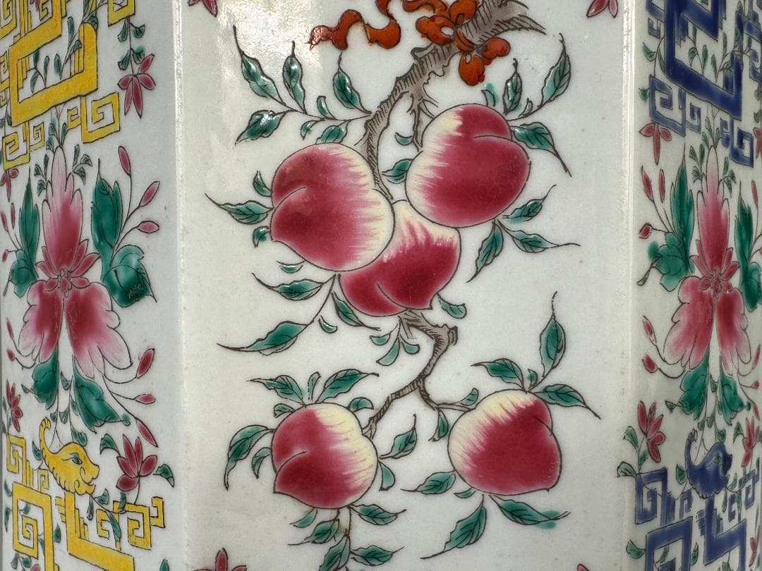 中国　清　粉彩　桃文　花卉文　八角形花柄筆筒　花瓶