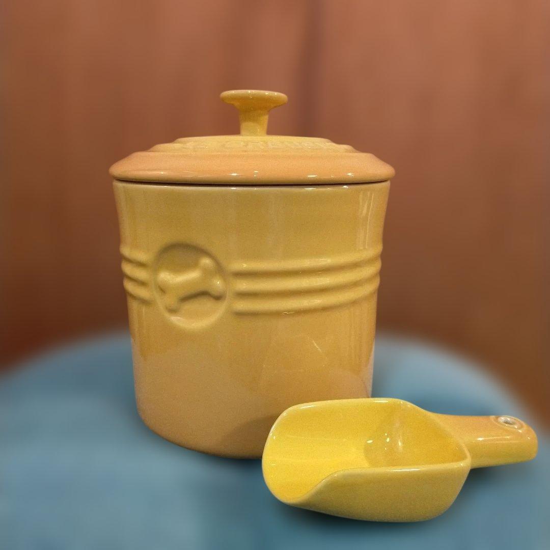 美品 LE CREUSET イエローペットフードコンテナースクープ付き13-49