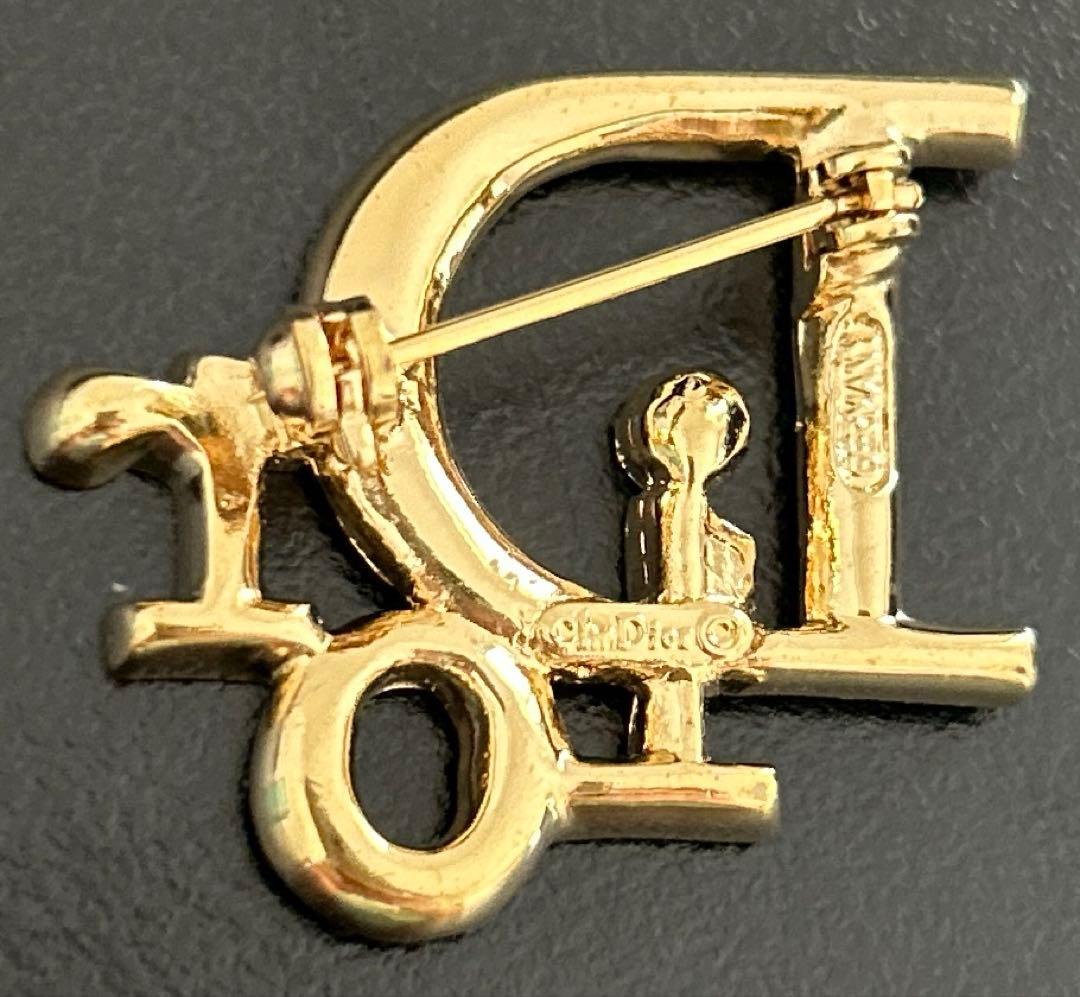 美品クリスチャンディオール(Christian Dior)ロゴブローチ
