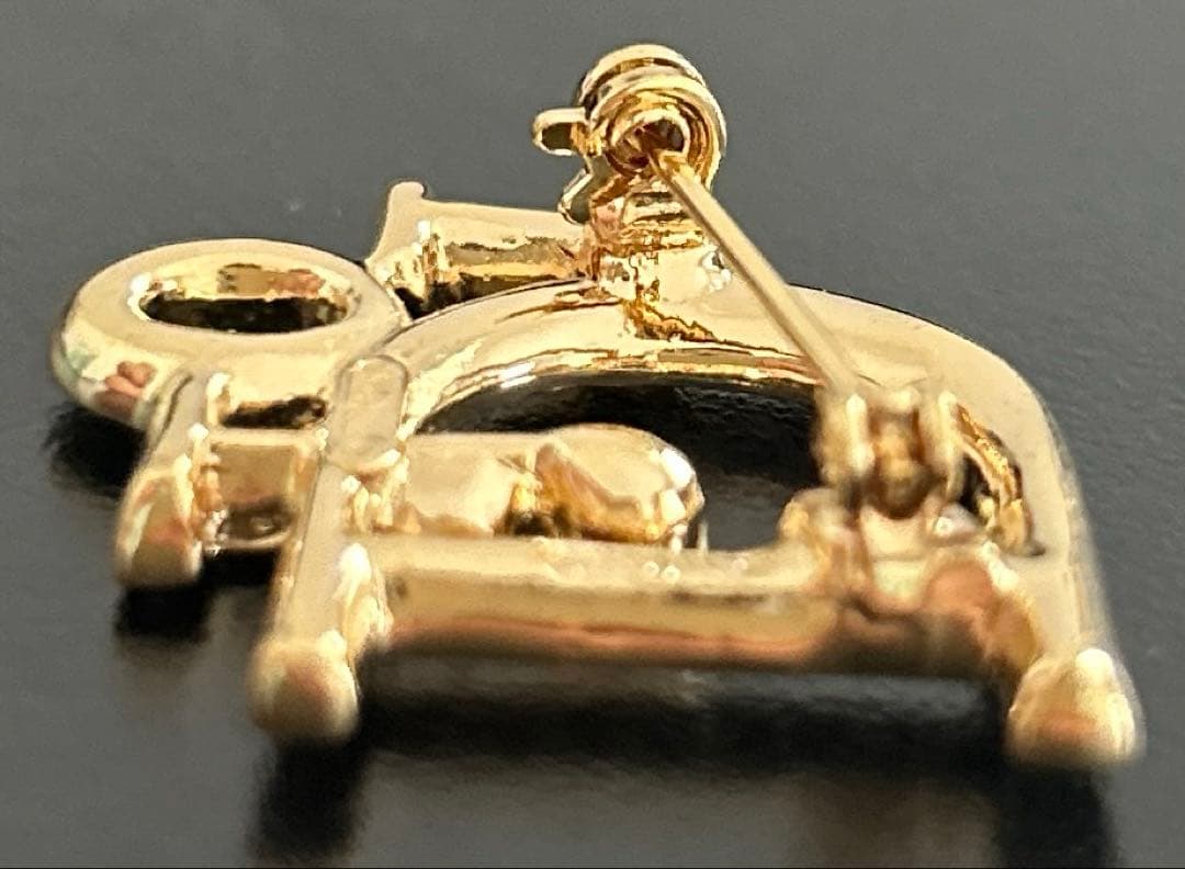 美品クリスチャンディオール(Christian Dior)ロゴブローチ