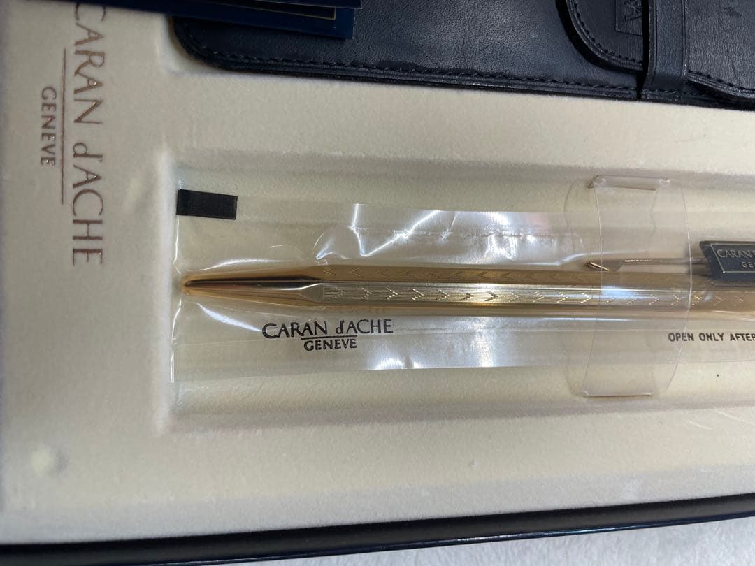 【未開封品】 CARAN dACHE カランダッシュ ゴールドカラー ボールペン