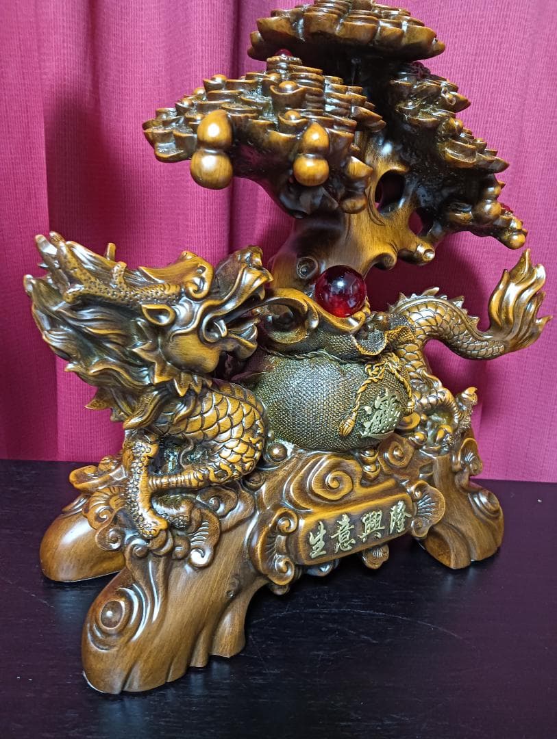 ドラゴンと木の彫刻置物