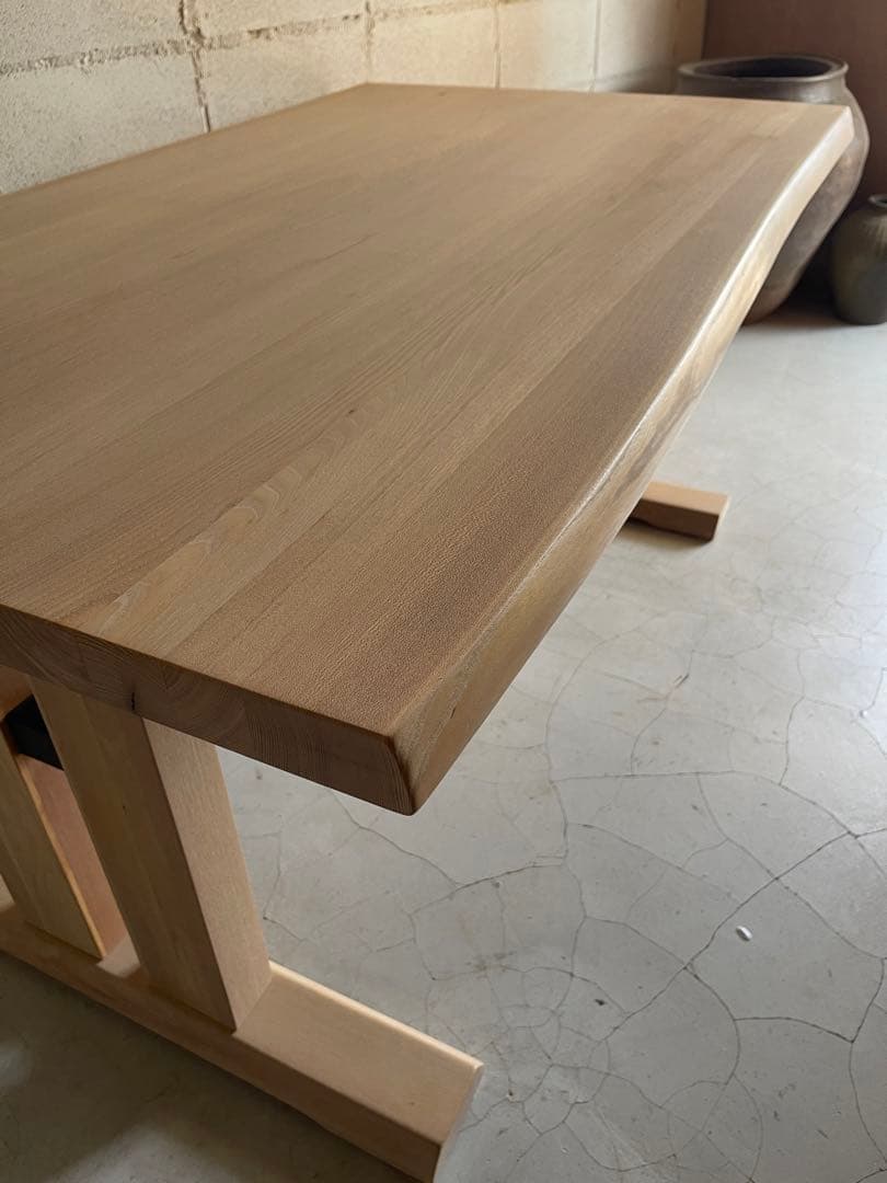 天然木無垢材　耳付き　ダイニングテーブル　二本脚