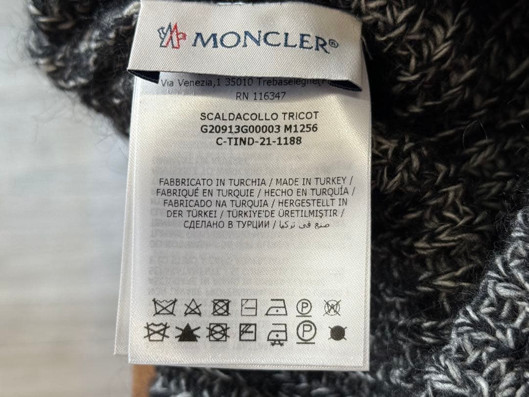 モンクレールネックウォーマー （未使用）黒とグレー