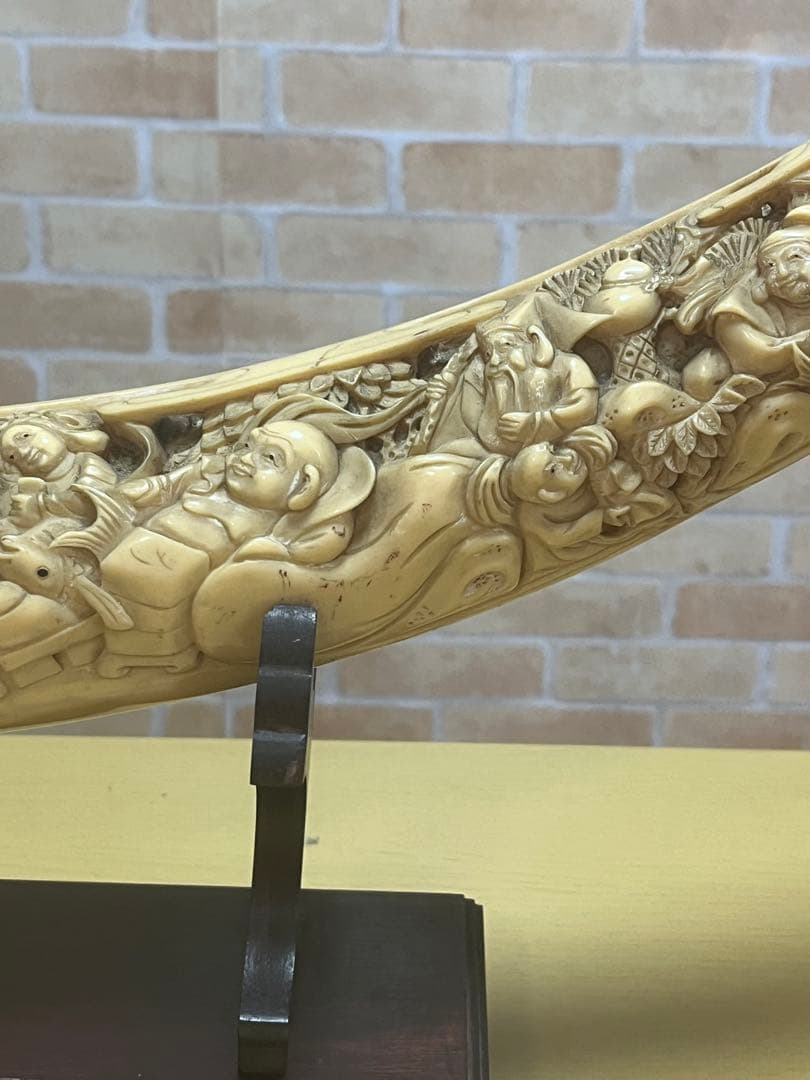 一本牙　象牙風レプリカ　置き物　長さ約81cm 置き台付　樹脂か練り物