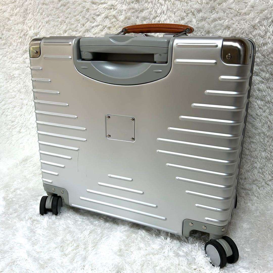 innovatorイノベーター アルミスーツケース スターリングシルバー 42L