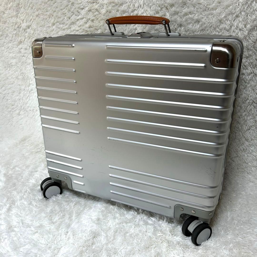 innovatorイノベーター アルミスーツケース スターリングシルバー 42L