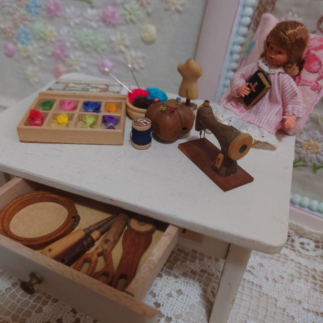 ヴィンテージテーブルとミニチュア裁縫セット、ドールハウス