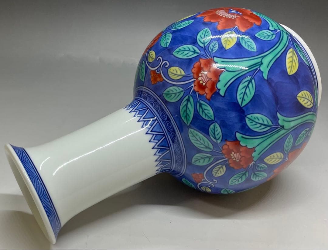 人間国宝　十三代　今泉今右衛門 色鍋島牡丹唐草文花瓶　四方桟共箱　共布　L36