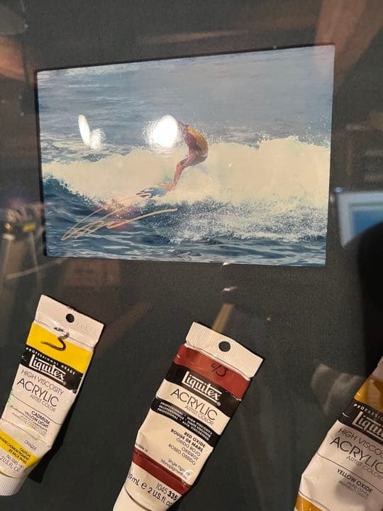 ラッセン　絵の具とハケ