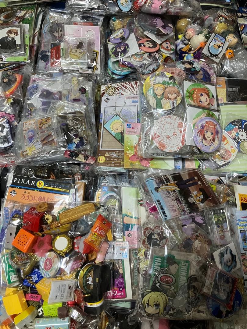 漫画　アニメ　グッズ　缶バッジ　アクリルスタンド　ラバーストラップ　ポスター