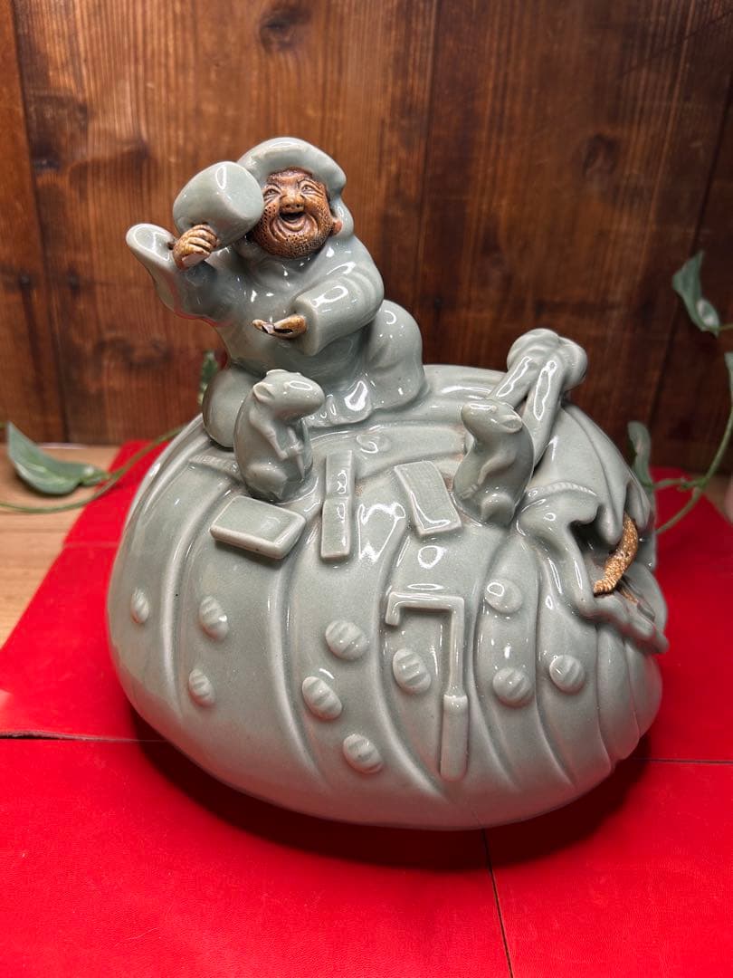 福の神と猫の陶器彫刻 九谷焼