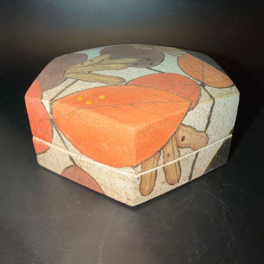 J*n様 伊藤東彦　布目大豆文陶筥　共箱　六角形陶器 葉と栗のデザイン　蓋物　骨