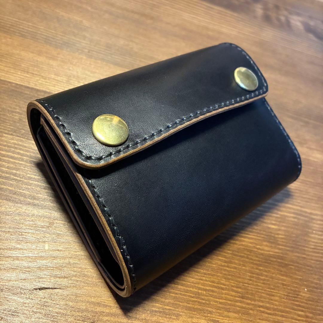 三つ折りミドルトラッカーウォレット　マリアムホースバット　丘染めブラック　茶芯