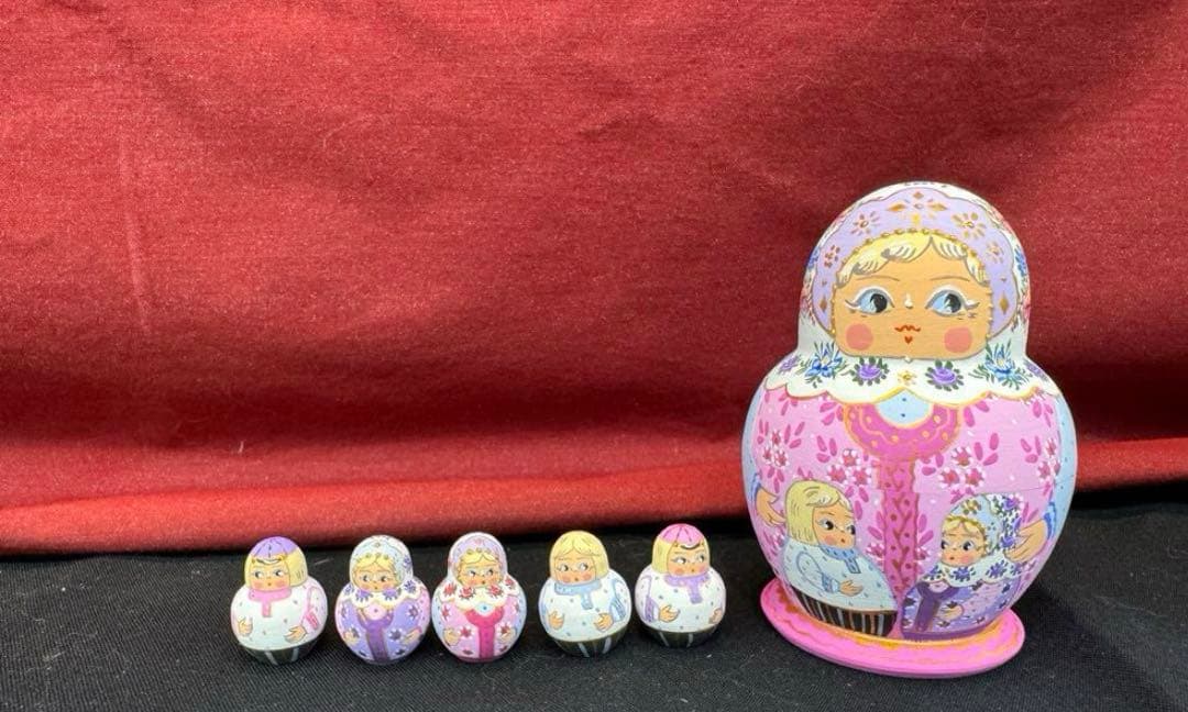 セール❗️アーティスト　オリガ　ミッチィナ作品。マトリョーシカ。やや小さなタイプ。