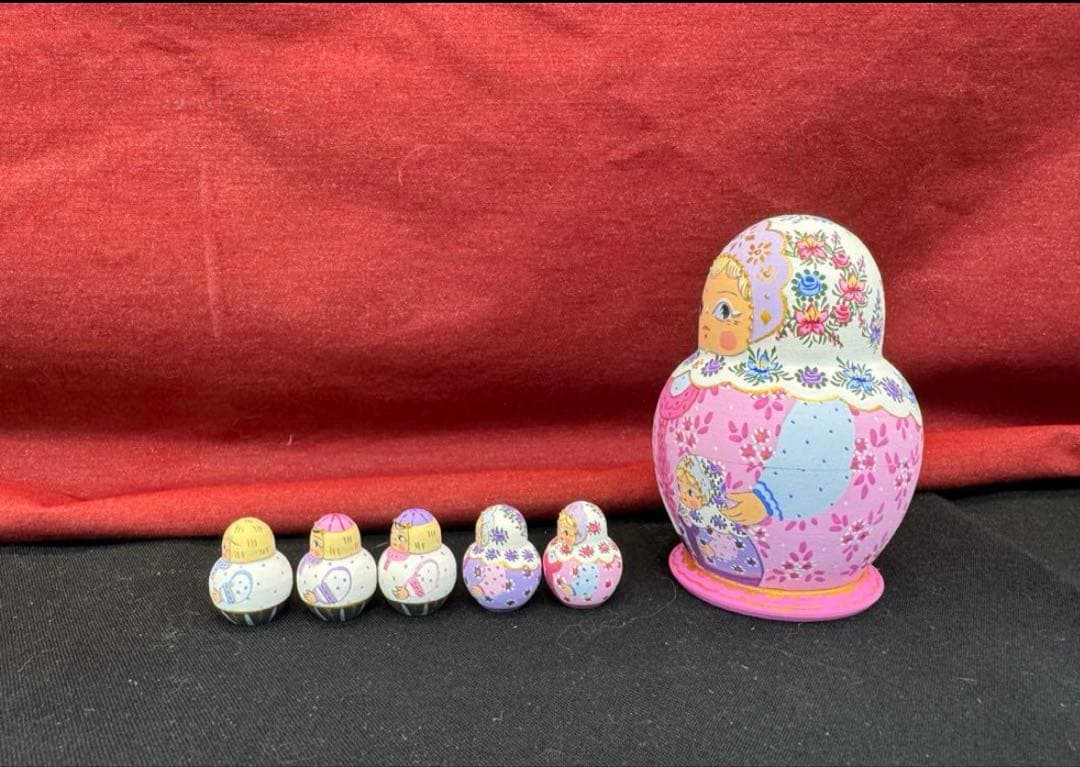 セール❗️アーティスト　オリガ　ミッチィナ作品。マトリョーシカ。やや小さなタイプ。
