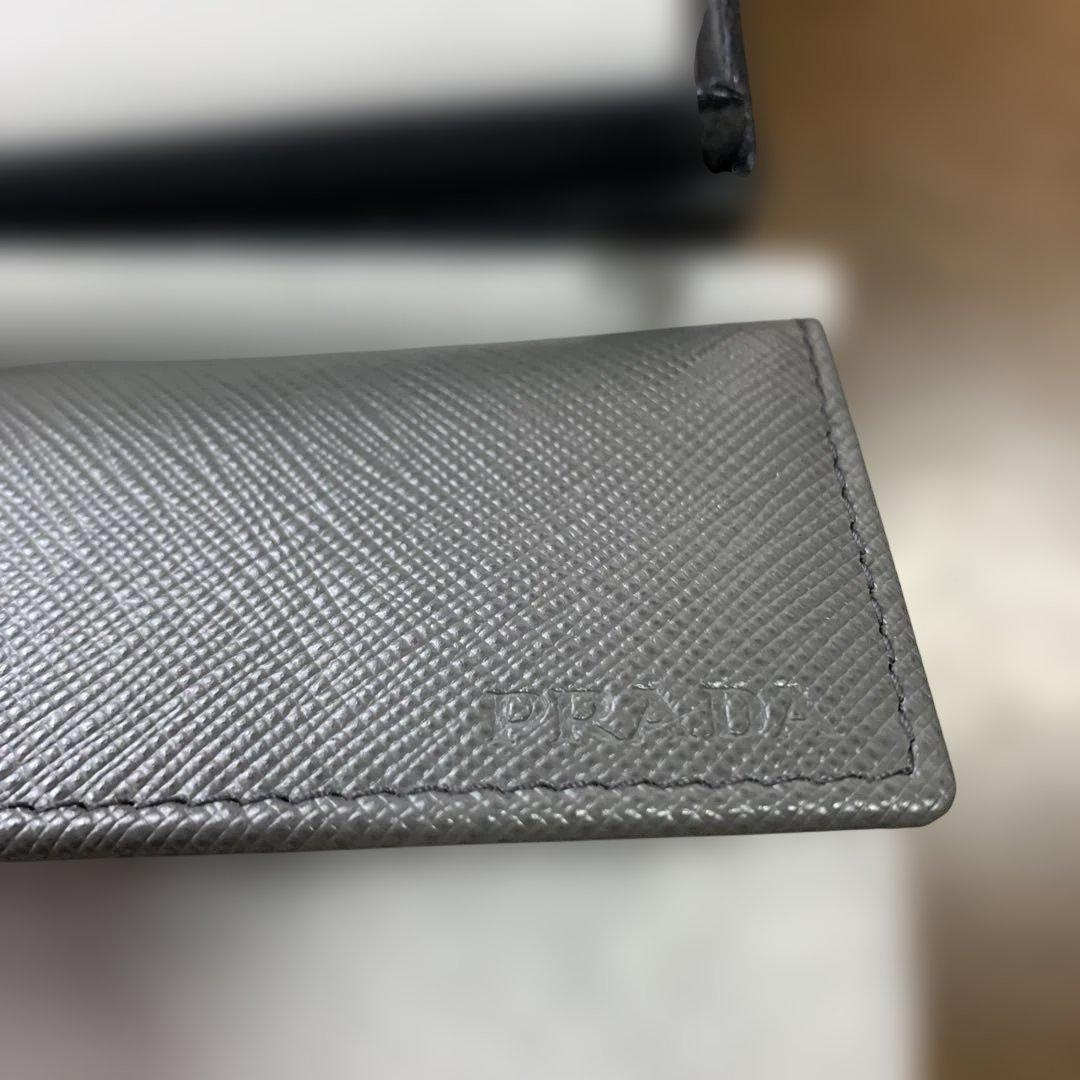 PRADA グレー レザー キーケース
