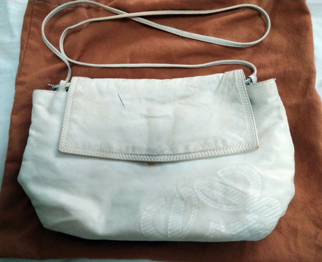 ロエベ ナッパレザー アナグラム ショルダーバッグ 白 ヴィンテージ