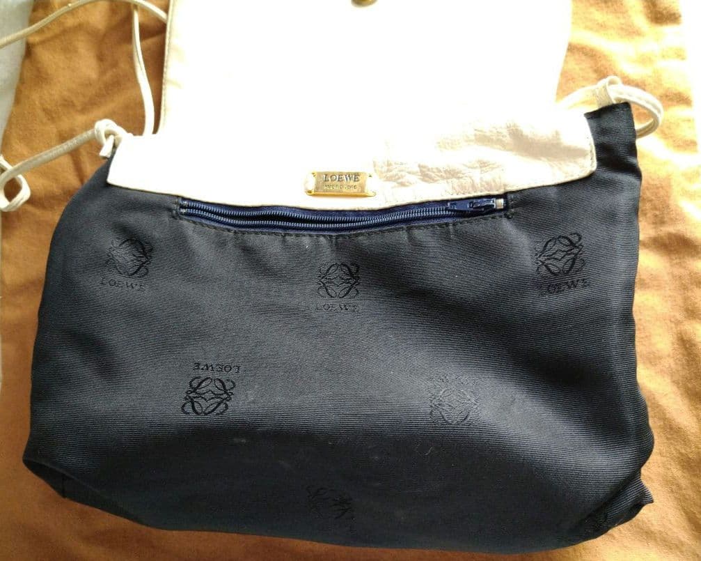 ロエベ ナッパレザー アナグラム ショルダーバッグ 白 ヴィンテージ