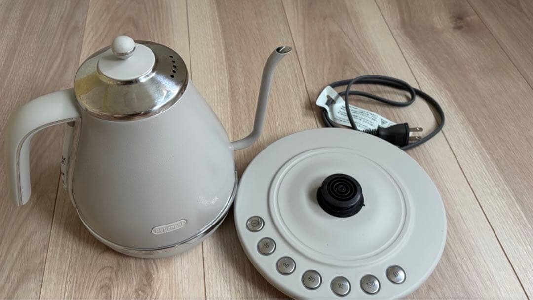 デロンギ　グレー 電気ケトル 温度調整機能付き