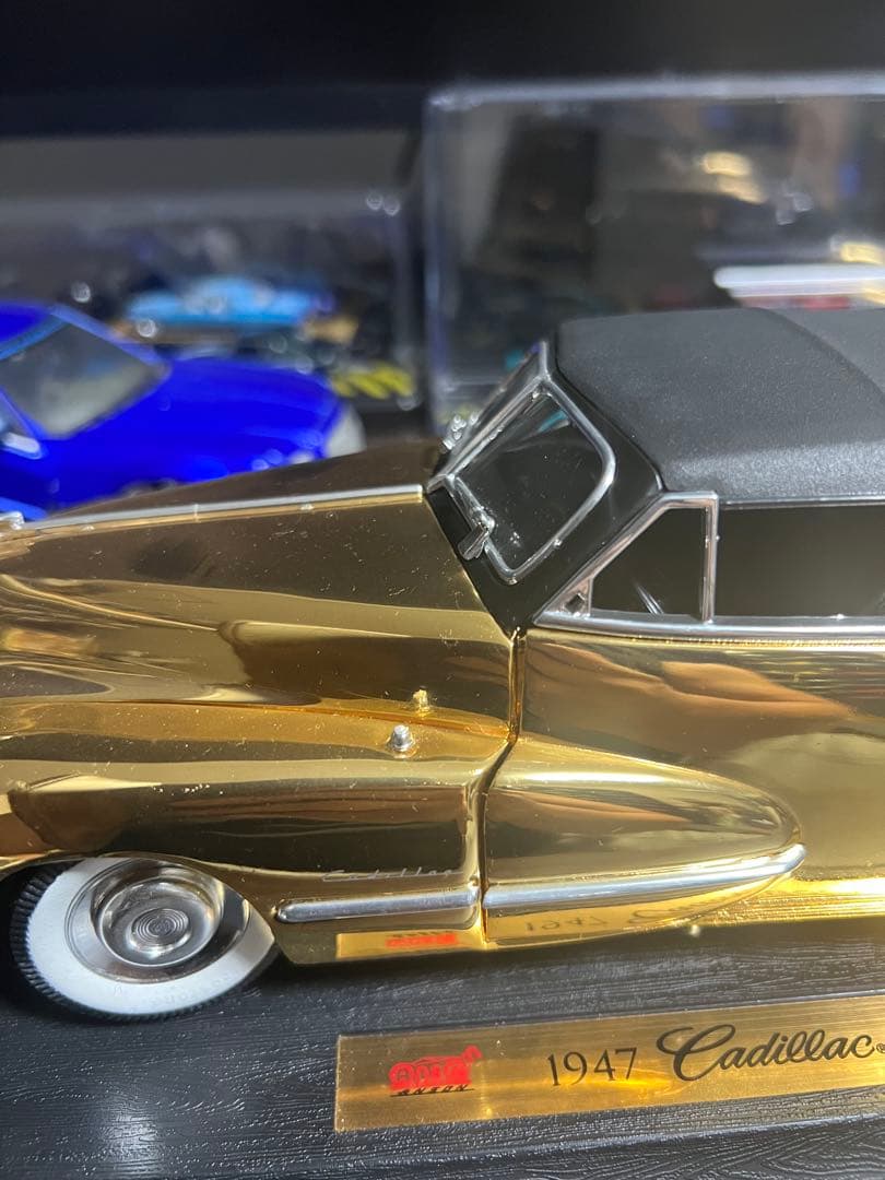 1947 キャデラック ゴールド　金色　1/18 ミニカー